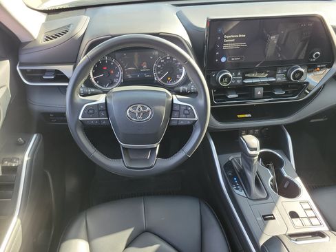 Used 2023 Toyota Highlander XLE FWD image 4