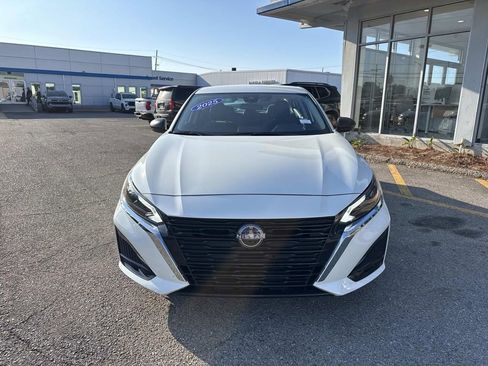 Used 2025 Nissan Altima 2.5 SV image 2