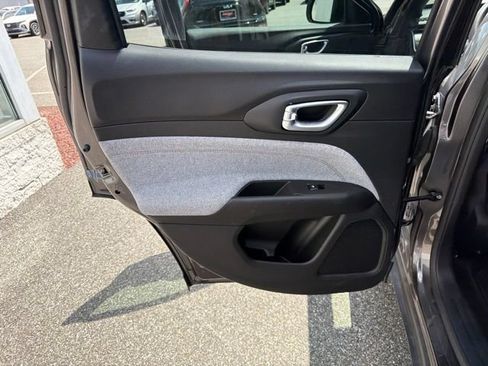 Used 2023 Jeep Compass Latitude AWD/4WD image 14
