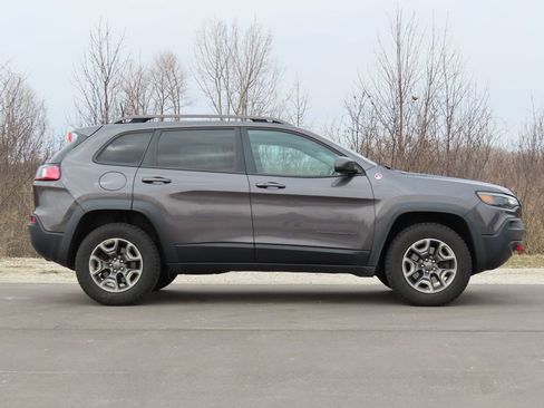 Used 2019 Jeep Cherokee Trailhawk image 2