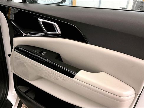 Used 2024 Kia Carnival EX image 23