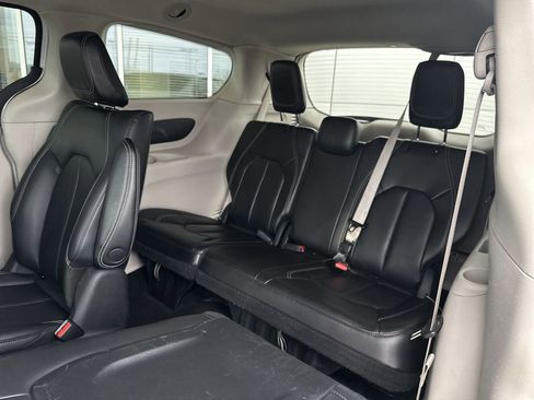 Used 2023 Chrysler Pacifica Touring-L FWD image 20