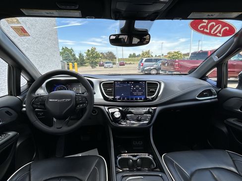 Used 2025 Chrysler Pacifica Limited FWD image 17