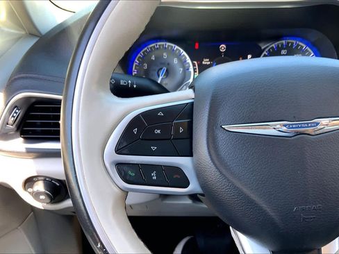 Used 2020 Chrysler Pacifica Limited FWD image 24