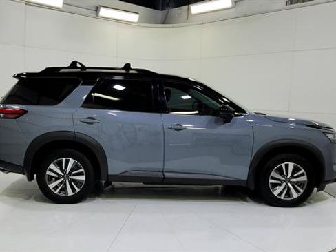 Certified 2023 Nissan Pathfinder SL w/ Black Appearance Package FWD image 9