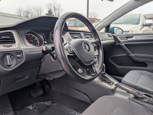 Used 2017 Volkswagen Golf S image 8