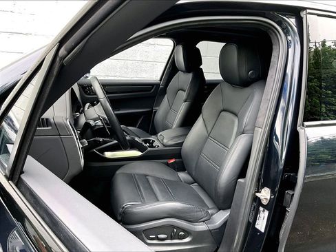 Certified 2023 Porsche Cayenne Turbo AWD/4WD image 5