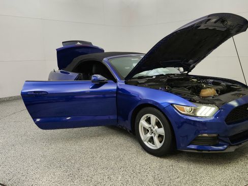 Used 2016 Ford Mustang Convertible RWD image 9