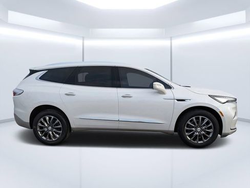 Used 2023 Buick Enclave Essence image 2