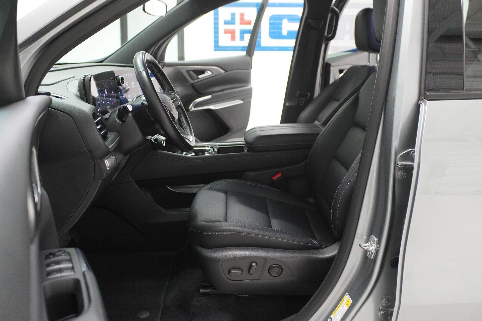 Used 2025 Chevrolet Traverse LT FWD image 9
