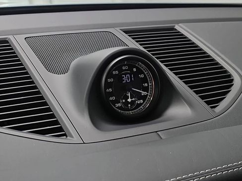 Certified 2025 Porsche Macan AWD/4WD image 21