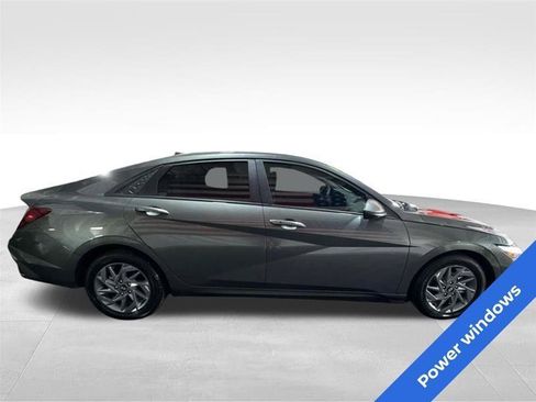 Used 2024 Hyundai Elantra SEL FWD image 4