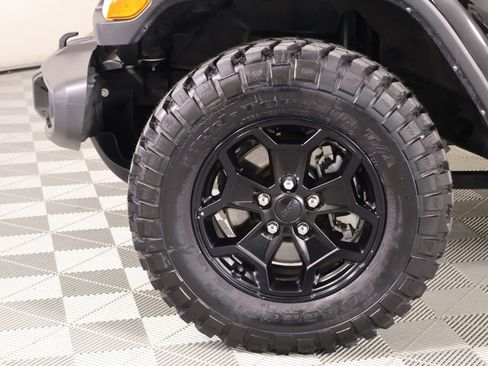 Used 2023 Jeep Gladiator Willys image 17