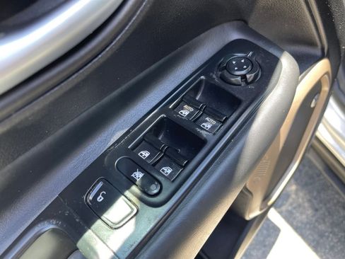 Used 2016 Jeep Renegade 75th Anniversary FWD image 17