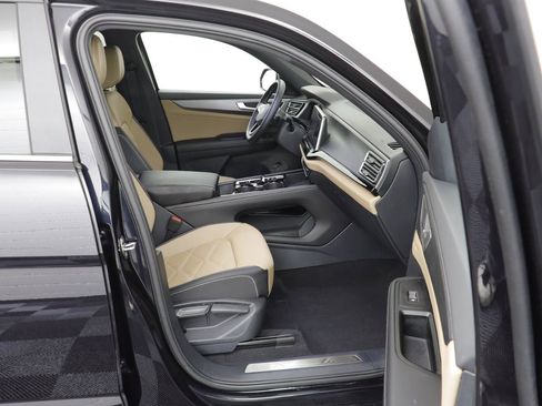 Used 2025 Volkswagen Atlas Cross Sport SE image 19