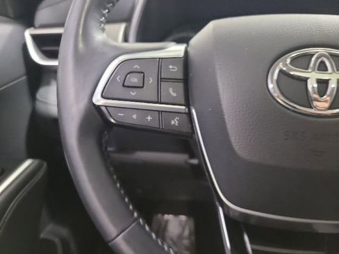 Used 2021 Toyota Highlander XLE AWD/4WD image 29