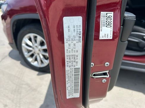 Used 2019 Jeep Cherokee Latitude w/ Popular Appearance Group FWD image 10