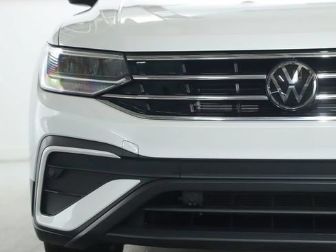 Used 2023 Volkswagen Tiguan SE w/ Panoramic Sunroof Package FWD image 6