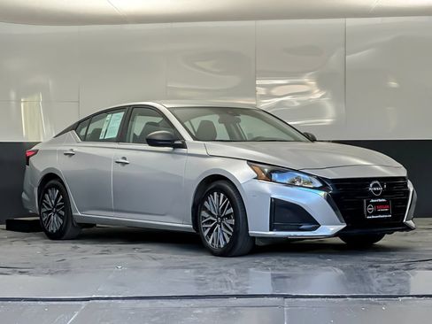 Used 2024 Nissan Altima 2.5 SV FWD image 1
