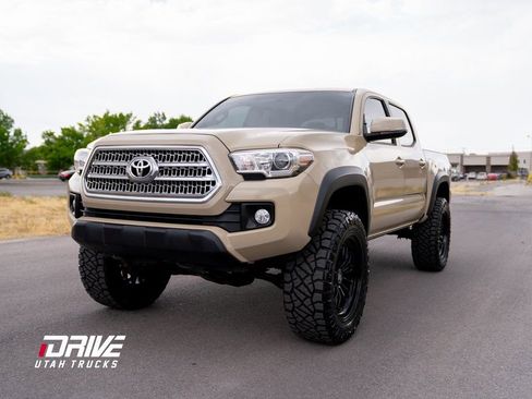 Used 2016 Toyota Tacoma TRD Off-Road w/ Premium & Technology Package image 5