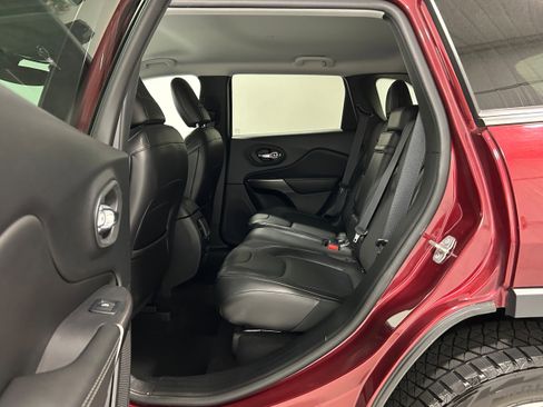Used 2019 Jeep Cherokee Limited w/ Luxury Group AWD/4WD image 30