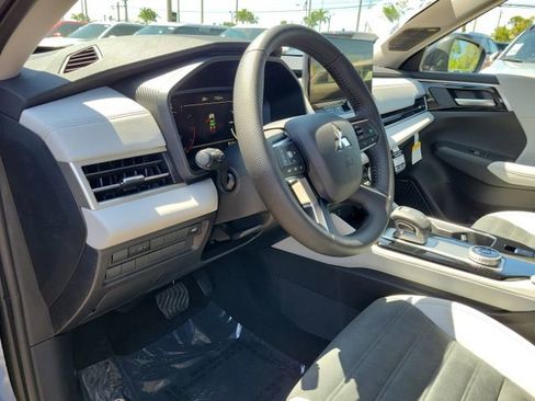 New 2025 Mitsubishi Outlander SE image 19