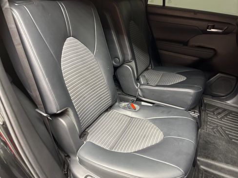 Used 2023 Toyota Highlander XSE FWD image 16