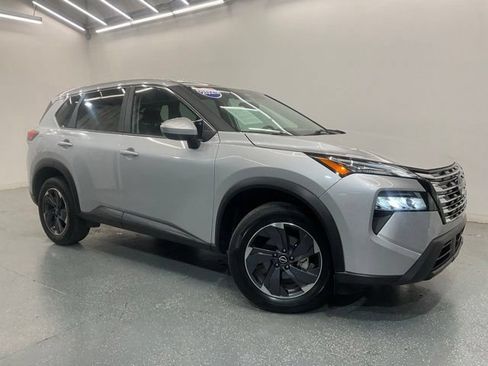 Used 2025 Nissan Rogue SV FWD image 2