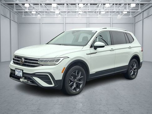 Certified 2022 Volkswagen Tiguan SE image 3