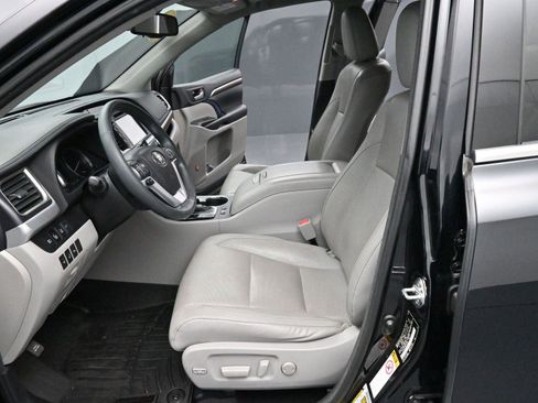 Used 2016 Toyota Highlander Limited Platinum image 13