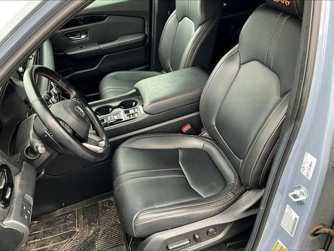 Used 2025 Honda Pilot TrailSport image 19