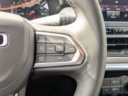 Used 2025 Jeep Compass Limited image 17