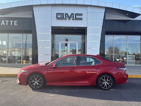 Used 2023 Toyota Camry SE image 1