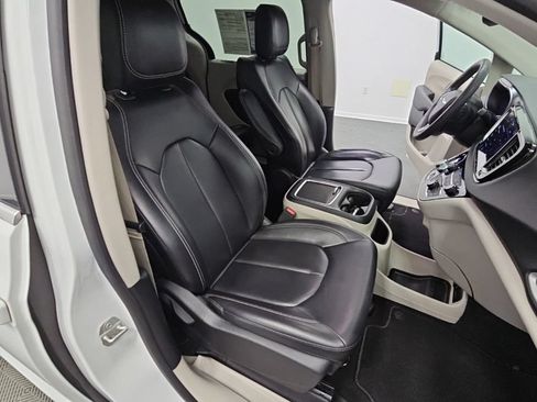 Used 2023 Chrysler Pacifica Touring-L FWD image 38