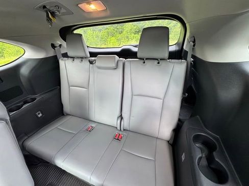 Used 2023 Toyota Highlander XLE AWD/4WD image 16