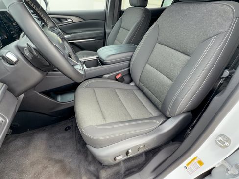 Used 2025 Chevrolet Traverse LT FWD image 5
