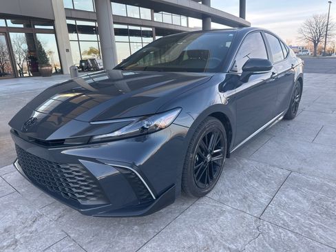 Used 2025 Toyota Camry SE image 1