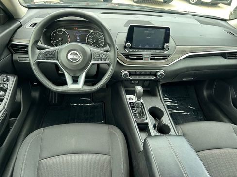 Used 2025 Nissan Altima 2.5 SV FWD image 15