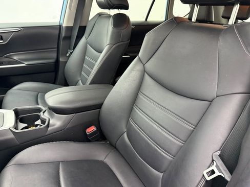 Used 2021 Toyota RAV4 XLE Premium image 8