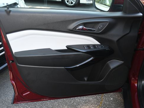 Used 2025 Chevrolet Trax LT w/ LT Convenience Package image 9