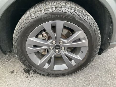 Used 2022 Ford Explorer XLT w/ Equipment Group 202A image 9