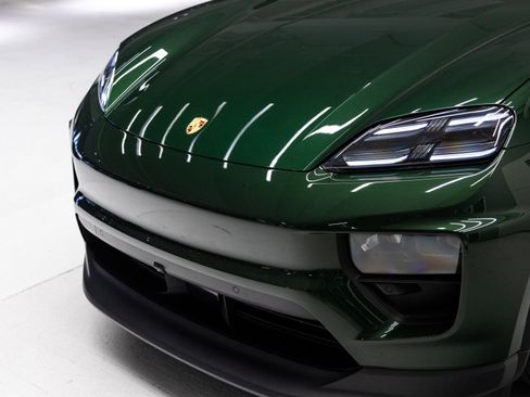 Certified 2025 Porsche Macan Electric image 32