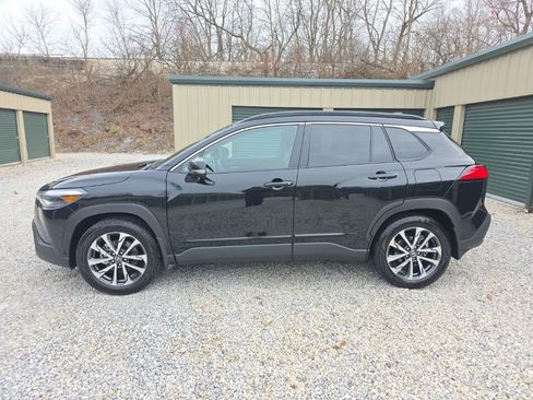 Certified 2023 Toyota Corolla Cross XLE image 3