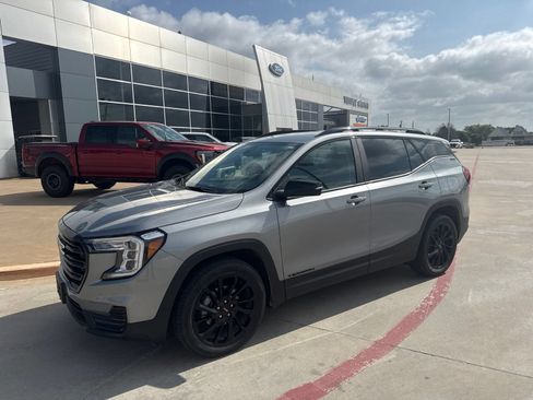 Used 2024 GMC Terrain SLE w/ Driver Convenience Package FWD image 1