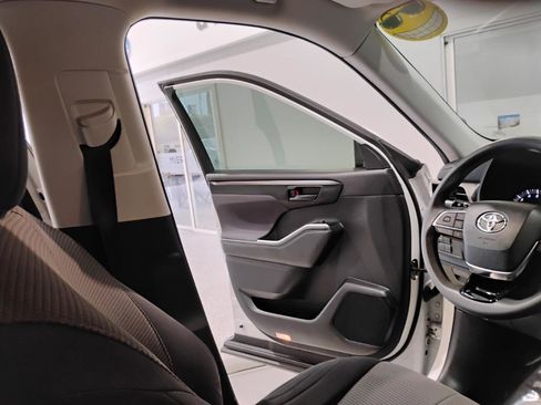 Used 2021 Toyota Highlander L image 75