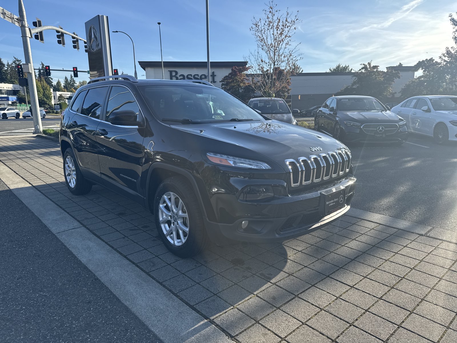 Used 2017 Jeep Cherokee Latitude w/ Comfort/Convenience Group AWD/4WD image 3