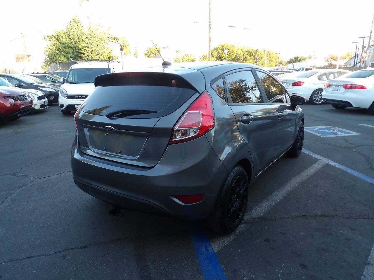 Used 2014 Ford Fiesta SE FWD image 3