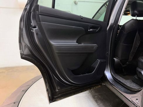 Used 2020 Toyota Highlander XLE image 15