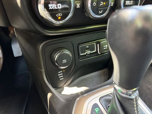 Used 2017 Jeep Renegade Limited AWD/4WD image 27