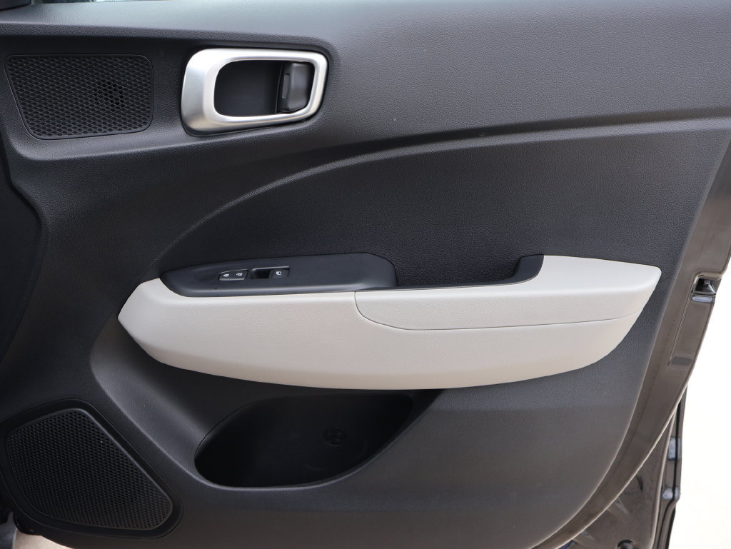 Used 2025 Hyundai Venue SEL FWD image 7